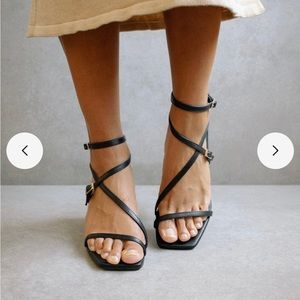Alohas Manhattan sandal. Black leather. Size 37.